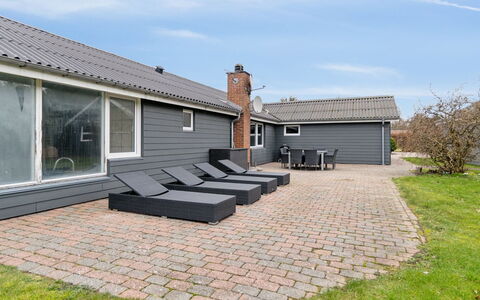 Fidelia - 400M from the Sea: Loft, Gulvbelægning, Indretning, Etage, Kompositmateriale, Møbel, Udvej, Hotel, Design, Dagslys