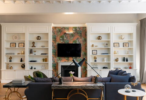 Bargello Penthouse Luxury Apartment in Florence by: Brun, Møbel, Ejendom, Couch, Bord, Plante, Billedramme, Træ, Stueplante, Indretning