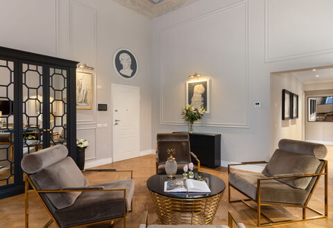 Pazzi Penthouse Luxury Apartment in Florence by Pa: Billedramme, Bord, Møbel, Ejendom, Træ, Stol, Indretning, Couch, Arkitektur, Plante