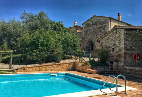 Villa San Giovanni: Himmel, Vand, Plante, Ejendom, Bygning, Azure, Vindue, Svømmepøl, Træ, Rektangel