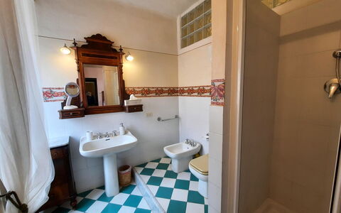 Villa Delle Palme: Spejl, Bygning, Håndvask, Sanitærarmatur, Tap, Badeværelse, Indretning, Badeværelsesvask, Træ, Etage