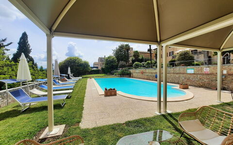 Villa Delle Palme: Vand, Ejendom, Plante, Himmel, Svømmepøl, Skygge, Bygning, Udendørs Møbler, Arkitektur, Træ