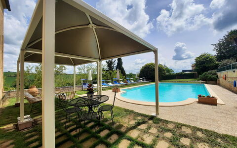 Villa Delle Palme: Himmel, Sky, Vand, Plante, Svømmepøl, Skygge, Udendørs Møbler, Paraply, Træ, Bygning