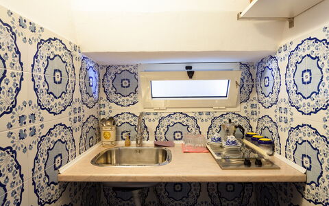 Villa Il Sole Di Sorrento: Tap, Sanitærarmatur, Ejendom, Håndvask, Badeværelsesvask, Bygning, Badeværelse, Badeværelsesskab, Hus, Purple