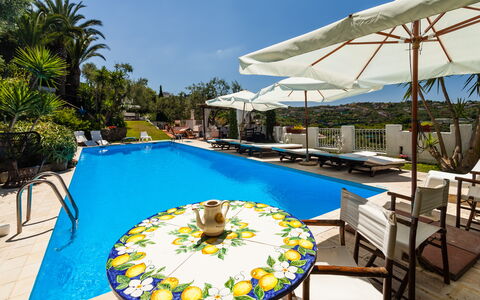 Villa Il Sole Di Sorrento: Ejendom, Plante, Himmel, Møbel, Vand, Paraply, Azure, Svømmepøl, Bygning, Stol