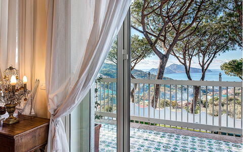 Villa Il Sole Di Sorrento: Bygning, Vindue, Vand, Belysning, Plante, Skygge, Himmel, Træ, Træ, Indretning