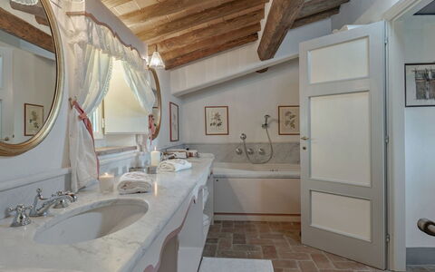 Villa Marlia: Spejl, Tap, Håndvask, Sanitærarmatur, Badeværelsesvask, Billedramme, Badeværelse, Indretning, Træ, Cabinetry