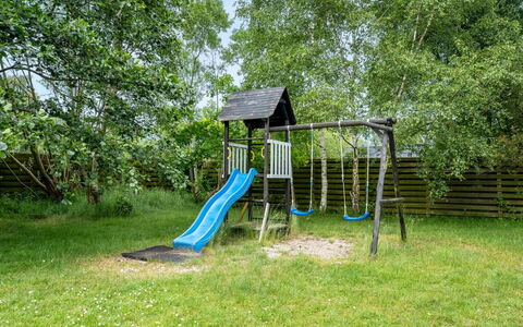 Rajka - 800M from the Sea: Træ, Tag, Arkitektur, Hjem, Hus, Sommerhus, Sidespor, Hårdttræ, Hældning, Estate