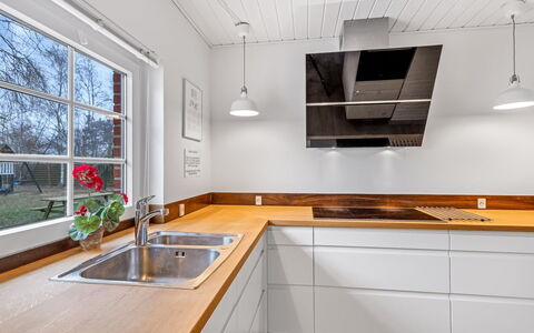 Rajka - 800M from the Sea: Køkken, Countertop, Gulvbelægning, Cabinetry, Indretning, Træ, Køkken Apparat, Sanitærarmatur, Større Bandage, Etage