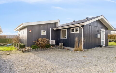 Gyrid - 150M from the Sea: Træ, Hjem, Veranda, Dæk, Hårdttræ, Tag, Bejdse, Trægulve, Eco Hotel