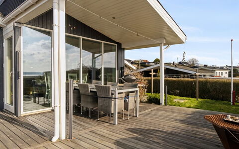 Gyrid - 150M from the Sea: Træ, Hjem, Veranda, Dæk, Hårdttræ, Tag, Bejdse, Trægulve, Eco Hotel