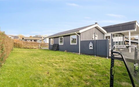 Gyrid - 150M from the Sea: Træ, Hjem, Veranda, Dæk, Hårdttræ, Tag, Bejdse, Trægulve, Eco Hotel