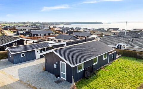 Gyrid - 150M from the Sea: Træ, Hjem, Veranda, Dæk, Hårdttræ, Tag, Bejdse, Trægulve, Eco Hotel