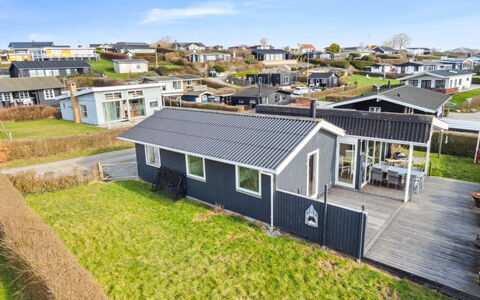 Gyrid - 150M from the Sea: Træ, Hjem, Veranda, Dæk, Hårdttræ, Tag, Bejdse, Trægulve, Eco Hotel