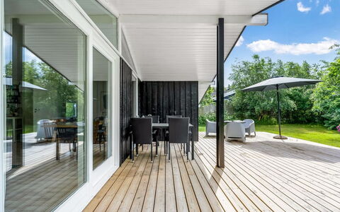 Krum - 250M from the Sea: Træ, Tag, Arkitektur, Hjem, Hus, Sommerhus, Sidespor, Hårdttræ, Hældning, Estate