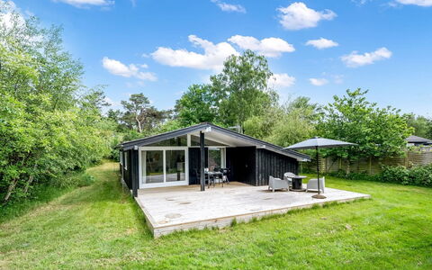 Krum - 250M from the Sea: Træ, Tag, Arkitektur, Hjem, Hus, Sommerhus, Sidespor, Hårdttræ, Hældning, Estate