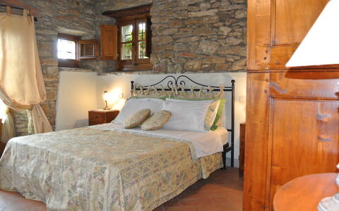 Casale Della Torre: Ejendom, Møbel, Vindue, Komfort, Bygning, Træ, Bed Frame, Skuffe, Lampe, Indretning
