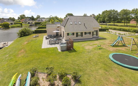 Lieskehuis Wellness de Luxe 10+2: Himmel, Plante, Sky, Træ, Land Lot, Vand, Bygning, Græs, Hus, Landskab