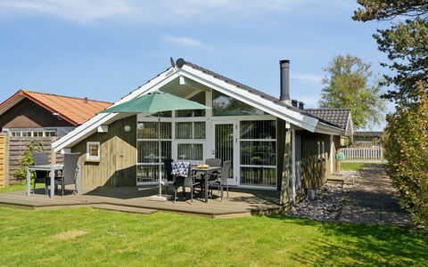 Hereth - 100M from the Sea: Blå, Busk, Sommerhus, Bunddække, Have, Estate, Skygge, Landscaping, Stuehus, Eco Hotel