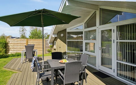 Hereth - 100M from the Sea: Blå, Busk, Sommerhus, Bunddække, Have, Estate, Skygge, Landscaping, Stuehus, Eco Hotel
