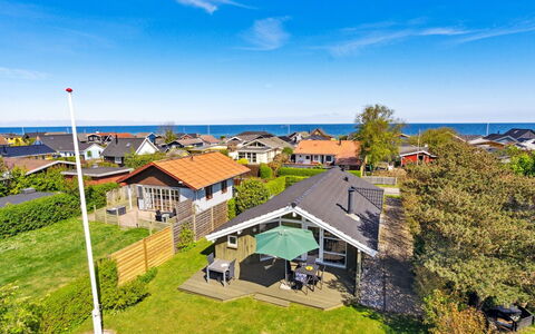 Hereth - 100M from the Sea: Blå, Busk, Sommerhus, Bunddække, Have, Estate, Skygge, Landscaping, Stuehus, Eco Hotel