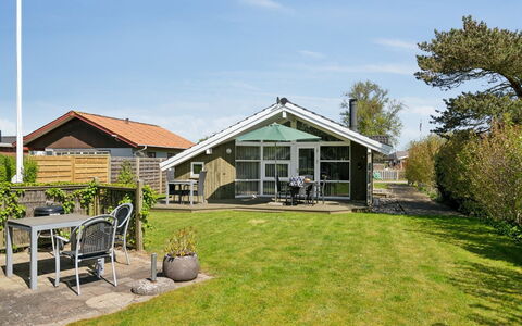 Hereth - 100M from the Sea: Blå, Busk, Sommerhus, Bunddække, Have, Estate, Skygge, Landscaping, Stuehus, Eco Hotel