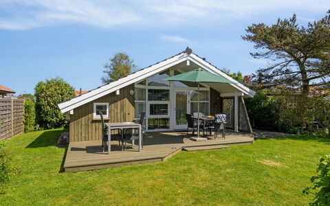 Hereth - 100M from the Sea: Blå, Busk, Sommerhus, Bunddække, Have, Estate, Skygge, Landscaping, Stuehus, Eco Hotel