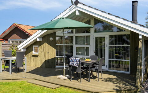 Hereth - 100M from the Sea: Blå, Busk, Sommerhus, Bunddække, Have, Estate, Skygge, Landscaping, Stuehus, Eco Hotel