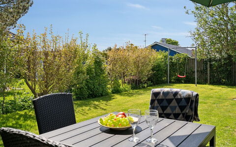 Hereth - 100M from the Sea: Blå, Busk, Sommerhus, Bunddække, Have, Estate, Skygge, Landscaping, Stuehus, Eco Hotel