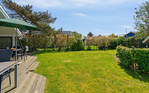 Hereth - 100M from the Sea: Blå, Busk, Sommerhus, Bunddække, Have, Estate, Skygge, Landscaping, Stuehus, Eco Hotel