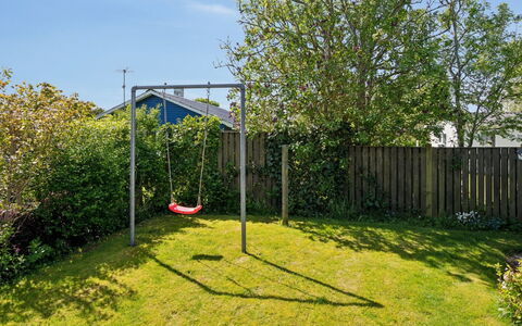 Hereth - 100M from the Sea: Blå, Busk, Sommerhus, Bunddække, Have, Estate, Skygge, Landscaping, Stuehus, Eco Hotel