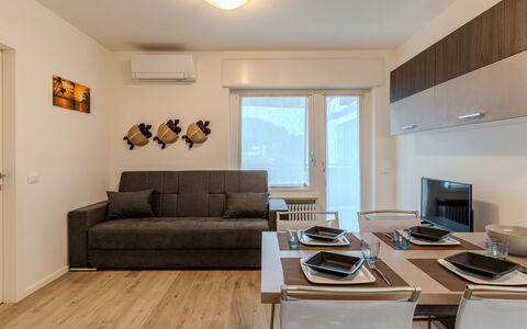 Riva del Garda 101: Møbel, Indretning, Gulvbelægning, Værelse, Væg, Etage, Træ, Loft, Couch, Trægulve