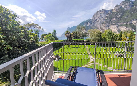 Riva del Garda 101: Sky, Himmel, Ejendom, Hegn, Træ, Naturlige Landskab, Plante, Græs, Bjerg, Fritid