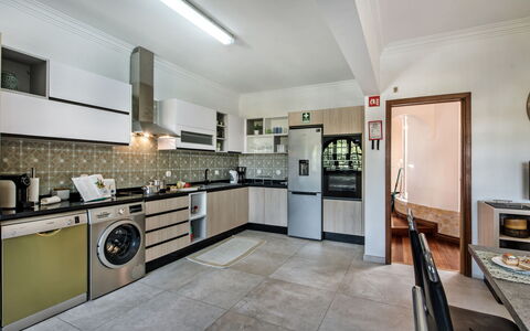 Vera Vip Properties: Himmel, Sky, Vand, Bord, Møbel, Udendørs Møbler, Skygge, Træ, Udendørs Bord, Stol