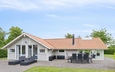 Chrisse - 250M from the Sea: Møbel, Indretning, Gulvbelægning, Etage, Loft, Værelse, Stol, Bord, Lejlighed, Køkken & Spisebord