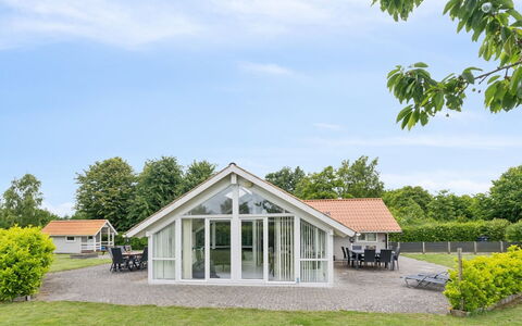 Chrisse - 250M from the Sea: Møbel, Indretning, Gulvbelægning, Etage, Loft, Værelse, Stol, Bord, Lejlighed, Køkken & Spisebord