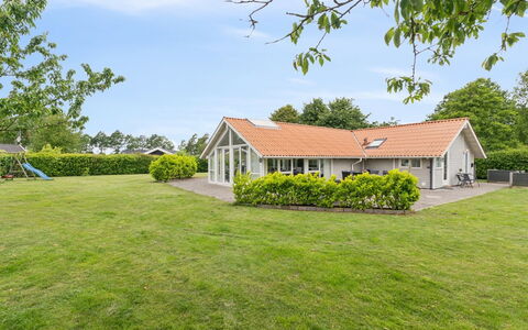 Chrisse - 250M from the Sea: Møbel, Indretning, Gulvbelægning, Etage, Loft, Værelse, Stol, Bord, Lejlighed, Køkken & Spisebord