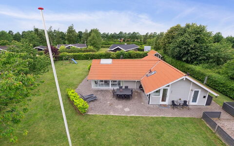 Chrisse - 250M from the Sea: Møbel, Indretning, Gulvbelægning, Etage, Loft, Værelse, Stol, Bord, Lejlighed, Køkken & Spisebord
