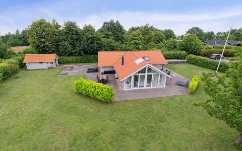 Chrisse - 250M from the Sea: Møbel, Indretning, Gulvbelægning, Etage, Loft, Værelse, Stol, Bord, Lejlighed, Køkken & Spisebord