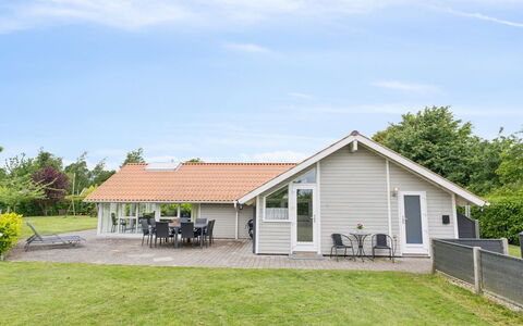 Chrisse - 250M from the Sea: Møbel, Indretning, Gulvbelægning, Etage, Loft, Værelse, Stol, Bord, Lejlighed, Køkken & Spisebord