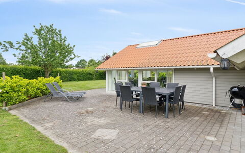 Chrisse - 250M from the Sea: Møbel, Indretning, Gulvbelægning, Etage, Loft, Værelse, Stol, Bord, Lejlighed, Køkken & Spisebord