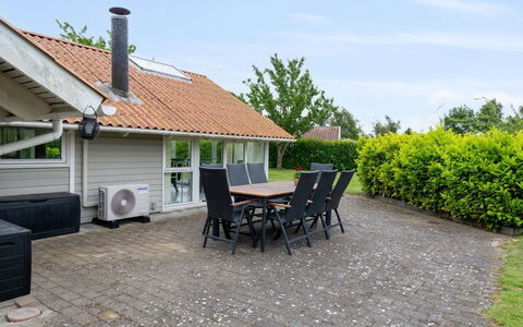 Chrisse - 250M from the Sea: Møbel, Indretning, Gulvbelægning, Etage, Loft, Værelse, Stol, Bord, Lejlighed, Køkken & Spisebord