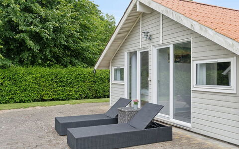 Chrisse - 250M from the Sea: Møbel, Indretning, Gulvbelægning, Etage, Loft, Værelse, Stol, Bord, Lejlighed, Køkken & Spisebord