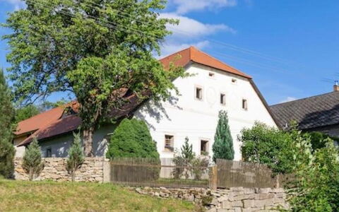 18 Century Bohemian Farmhouse: Plante, Himmel, Bygning, Vindue, Sky, Træ, Hus, Land Lot, Boligområde, Facade
