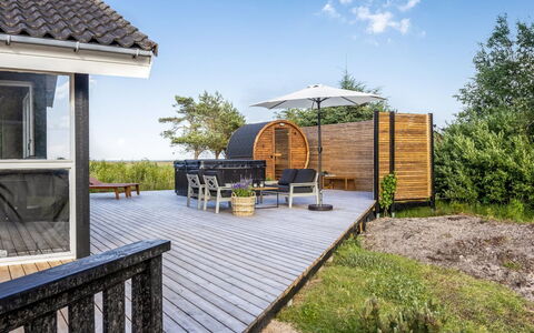Griselda - 400M from the Sea: Træ, Hjem, Veranda, Dæk, Hårdttræ, Tag, Bejdse, Trægulve, Eco Hotel