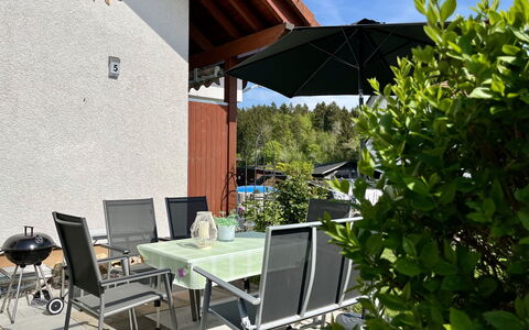 Haus an der Sonne: Ejendom, Møbel, Himmel, Bord, Skygge, Stol, Plante, Udendørs Møbler, Udendørs Bord, Træ