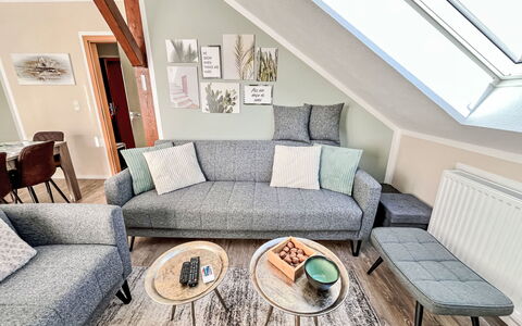 Haus an der Sonne: Møbel, Indretning, Gulvbelægning, Couch, Etage, Textile, Stue, Lejlighed, Hjem, Værelse