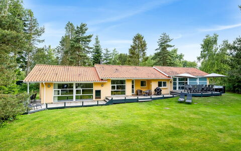 Tovi - 600M from the Sea: Møbel, Indretning, Stol, Gulvbelægning, Bord, Udvej, Etage, Loft, Værelse, Eco Hotel