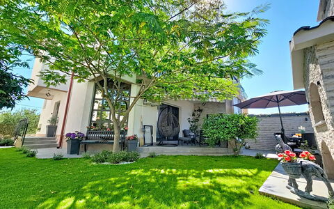 Id&La: Busk, Have, Lawn, Skygge, Gård, Landscaping, Backyard, Parkere, Gårdsplads, Walkway