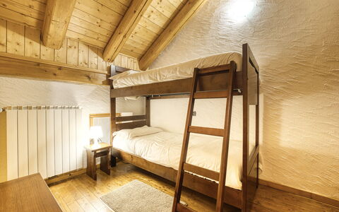 Incanto Walser Apartments Testa: Bygning, Træ, Komfort, Hus, Bed Frame, Seng, Hårdttræ, Loft, Soveværelse, Gulvbelægning